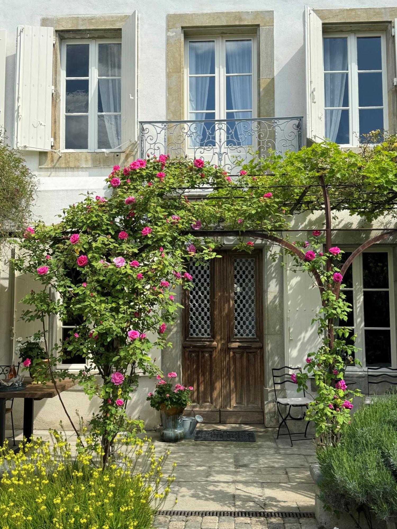 Le Patio Des Senteurs Bed & Breakfast Verzeille Dış mekan fotoğraf