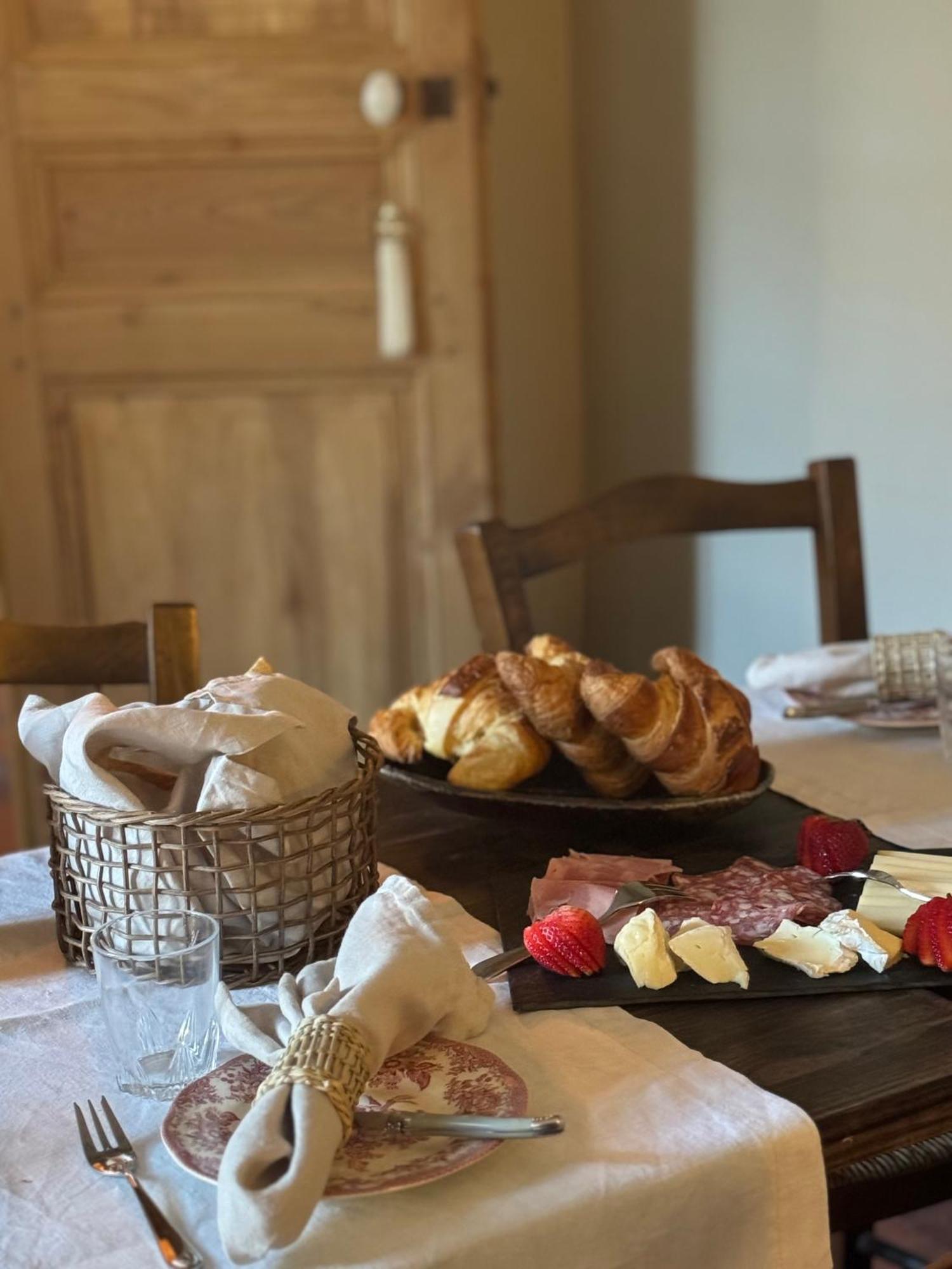 Le Patio Des Senteurs Bed & Breakfast Verzeille Dış mekan fotoğraf